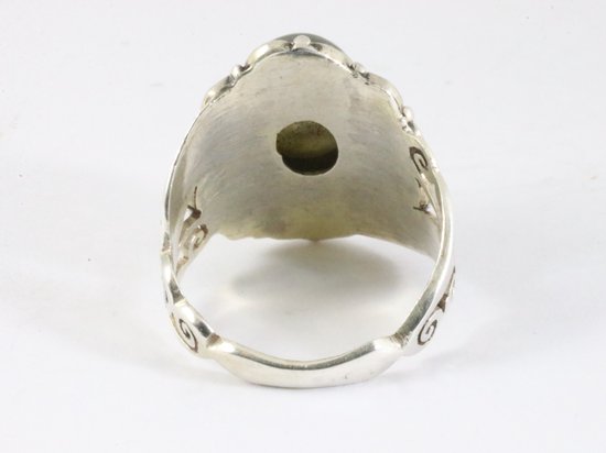 Traditionele bewerkte zilveren ring met labradoriet afbeelding 3