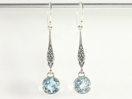 Lange bewerkte zilveren oorbellen met blauwe topaas afbeelding 4