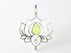 Opengewerkte zilveren lotus hanger met peridoot afbeelding 3