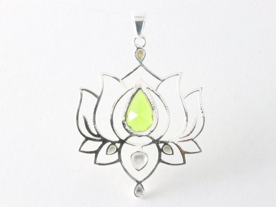 Opengewerkte zilveren lotus hanger met peridoot afbeelding 3