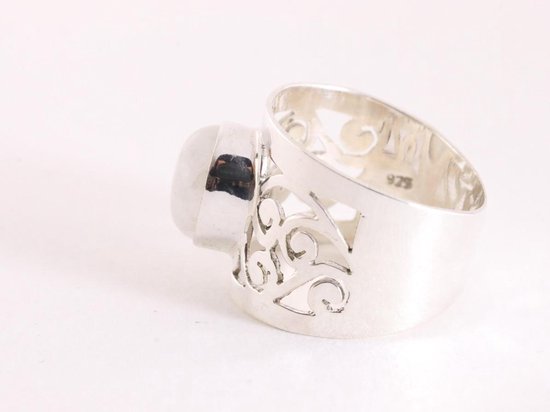 Opengewerkte zilveren ring met regenboog maansteen afbeelding 2