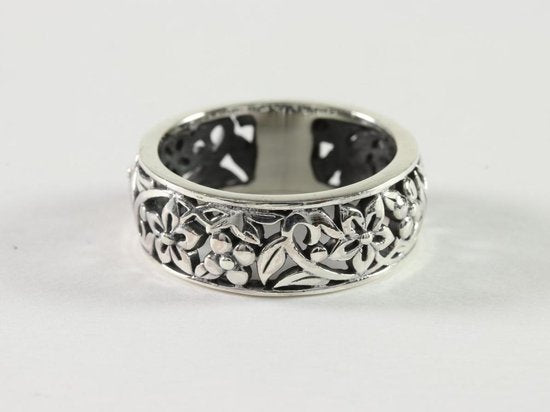 Opengewerkte zilveren ring met bloemenmotief afbeelding 1