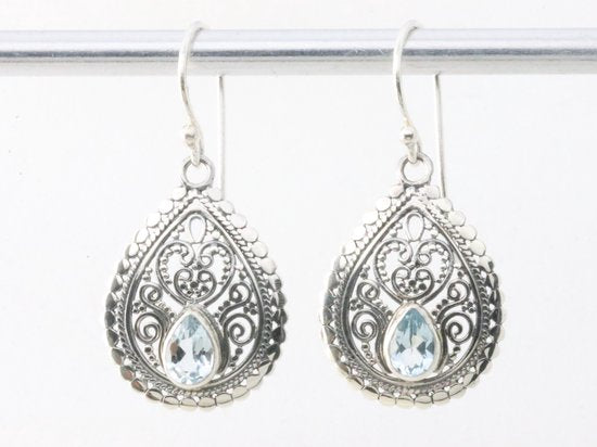 Traditionele bewerkte zilveren oorbellen met blauwe topaas afbeelding 4