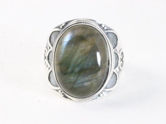 Bewerkte zilveren ring met labradoriet afbeelding 2