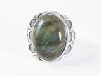 Bewerkte zilveren ring met labradoriet afbeelding 2