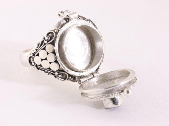 Traditionele bewerkte zilveren gifring met granaat afbeelding 5