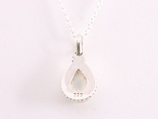 Bewerkte druppelvormige zilveren hanger met regenboog maansteen aan ketting afbeelding 3