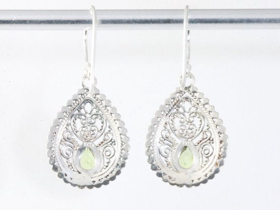 Traditionele bewerkte zilveren oorbellen met peridoot afbeelding 3