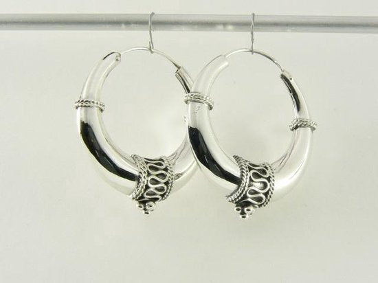 Bewerkte zilveren Bali oorringen afbeelding 2