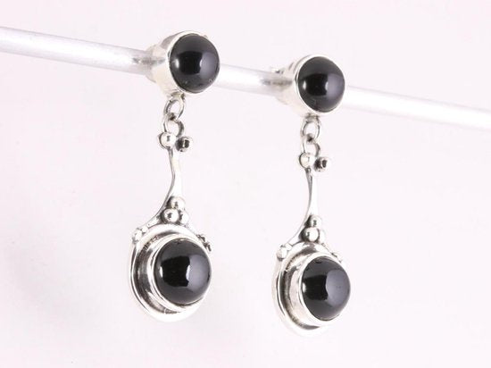 Lange bewerkte zilveren oorstekers met onyx afbeelding 2