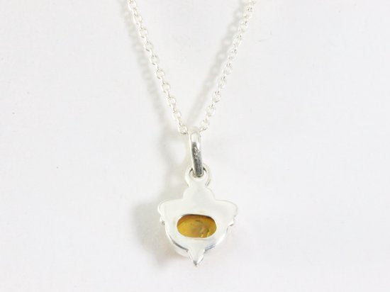 Fijne bewerkte zilveren hanger met amber aan ketting afbeelding 3