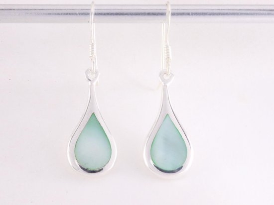 Druppelvormige zilveren oorbellen met groene parelmoer afbeelding 3