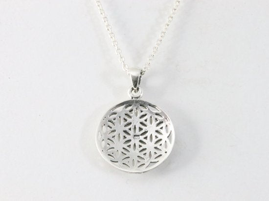 Fijne ronde zilveren levensbloem hanger aan ketting afbeelding 3
