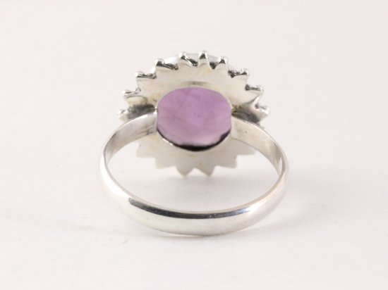 Ronde bewerkte zilveren ring met amethist afbeelding 3