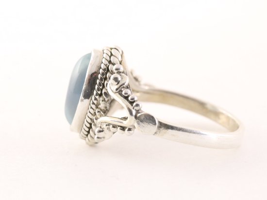 Fijne bewerkte zilveren ring met aqua chalcedoon afbeelding 2