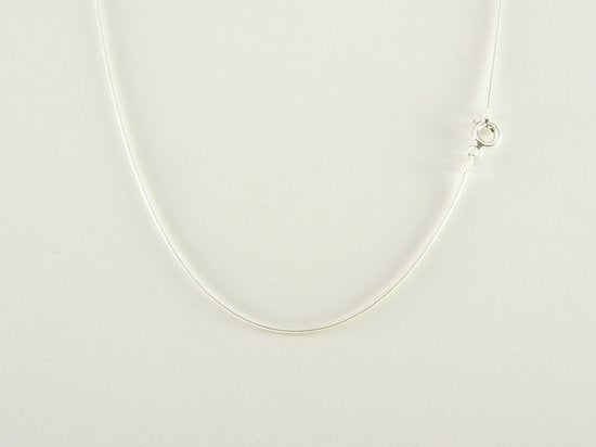 Opengewerkte zilveren hanger met blauwe chalcedoon aan ketting afbeelding 5