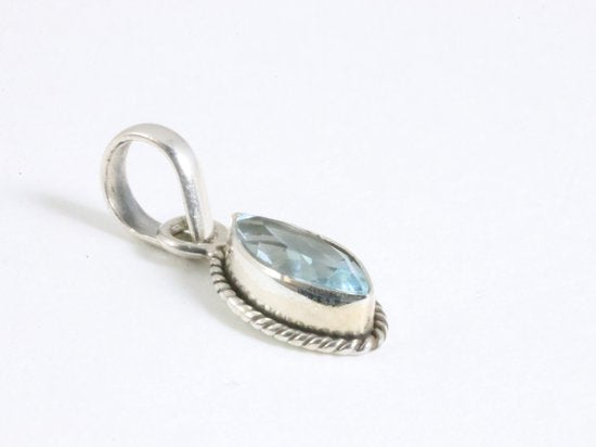 Fijne bewerkte zilveren hanger met blauwe topaas aan ketting afbeelding 2