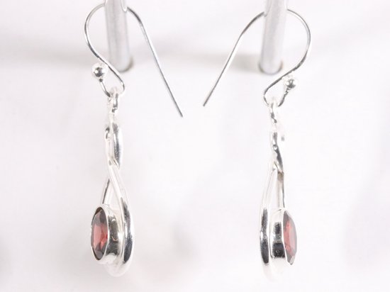 Opengewerkte zilveren oorbellen met granaat afbeelding 2