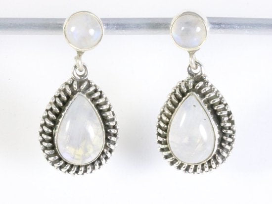 Bewerkte zilveren oorstekers met regenboog maansteen afbeelding 1