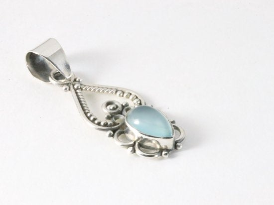 Fijne opengewerkte zilveren hanger met aqua chalcedoon aan ketting afbeelding 2