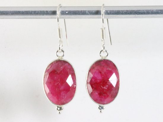 Fijne zilveren oorbellen met robijn afbeelding 3