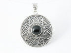 Ronde bewerkte zilveren hanger met onyx afbeelding 4