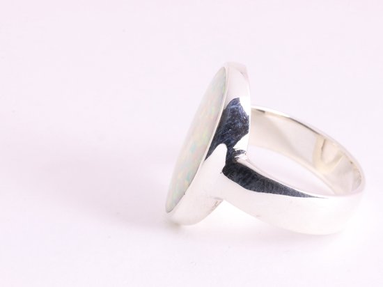 Ovale hoogglans zilveren ring met welo opaal afbeelding 2