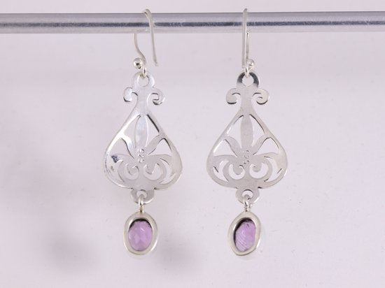 Lange opengewerkte zilveren oorbellen met amethist afbeelding 3
