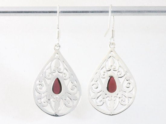 Opengewerkte zilveren oorbellen met granaat afbeelding 2