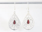 Opengewerkte zilveren oorbellen met granaat afbeelding 2