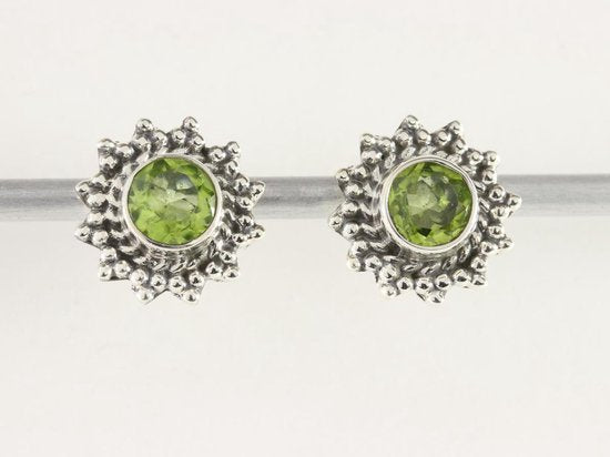 Bewerkte zilveren oorstekers met peridoot afbeelding 1