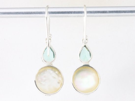 Zilveren oorbellen met witte mabe parel en groene toermalijn afbeelding 2