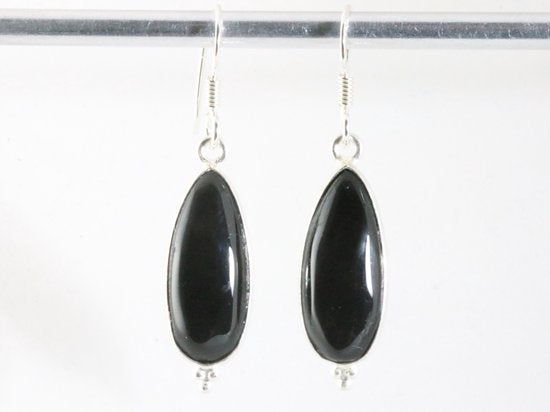 Druppelvormige zilveren oorbellen met onyx afbeelding 1