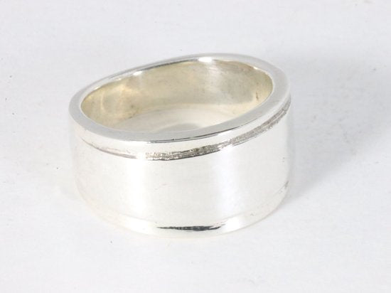Zware hoogglans zilveren ring met gegraveerde randen afbeelding 1