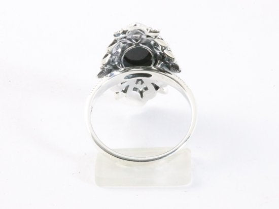 Opengewerkte zilveren ring met onyx en marcasiet afbeelding 3
