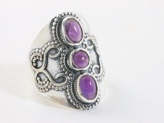 Zware bewerkte zilveren ring met 3 amethist stenen afbeelding 1