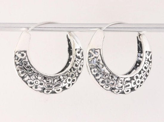 Grote opengewerkte zilveren oorringen afbeelding 3