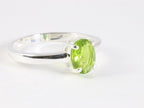 Fijne hoogglans zilveren ring met peridoot afbeelding 1