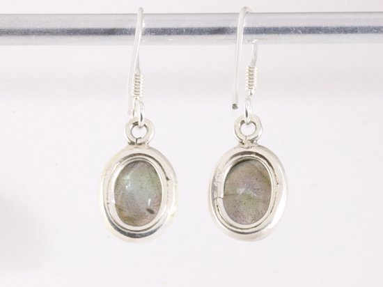 Fijne ovale zilveren oorbellen met labradoriet afbeelding 3