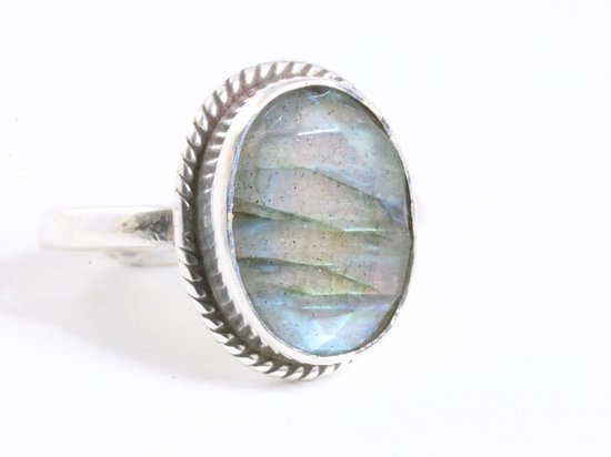 Bewerkte zilveren ring met labradoriet afbeelding 1