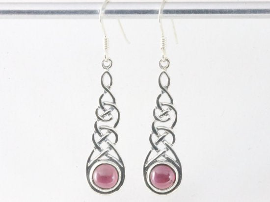 Lange opengewerkte zilveren oorbellen met granaat afbeelding 4