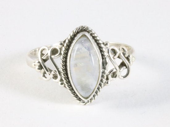 Fijne bewerkte zilveren ring met regenboog maansteen afbeelding 4