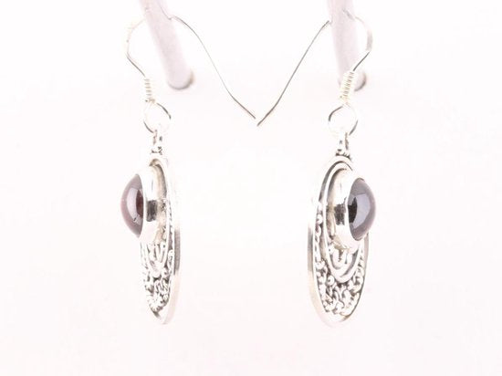 Ronde opengewerkte zilveren oorbellen met granaat afbeelding 2