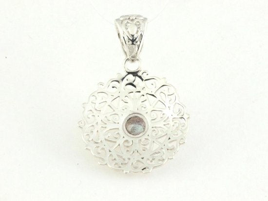 Opengewerkte zilveren hanger met labradoriet afbeelding 3