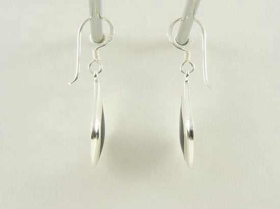 Druppelvormige zilveren oorbellen met onyx afbeelding 2