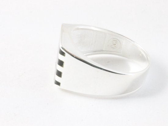Hoogglans zilveren ring met onyx afbeelding 2