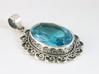 Grote bewerkte zilveren hanger met blauwe topaas aan ketting afbeelding 2