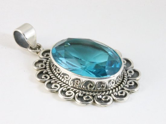 Grote bewerkte zilveren hanger met blauwe topaas aan ketting afbeelding 2