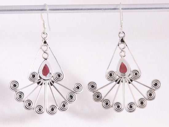 Grote opengewerkte zilveren oorbellen met granaat afbeelding 3