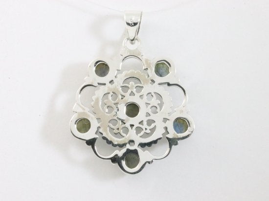 Opengewerkte zilveren hanger met labradoriet afbeelding 3